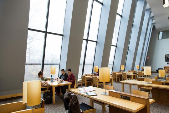 学生们在海德堡图书馆做作业.